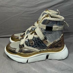 Cape Robbin Women’s SUPERSTAR HIGH TOP SNEAKERS Crocodile Clip Strap Size 9 NWOB